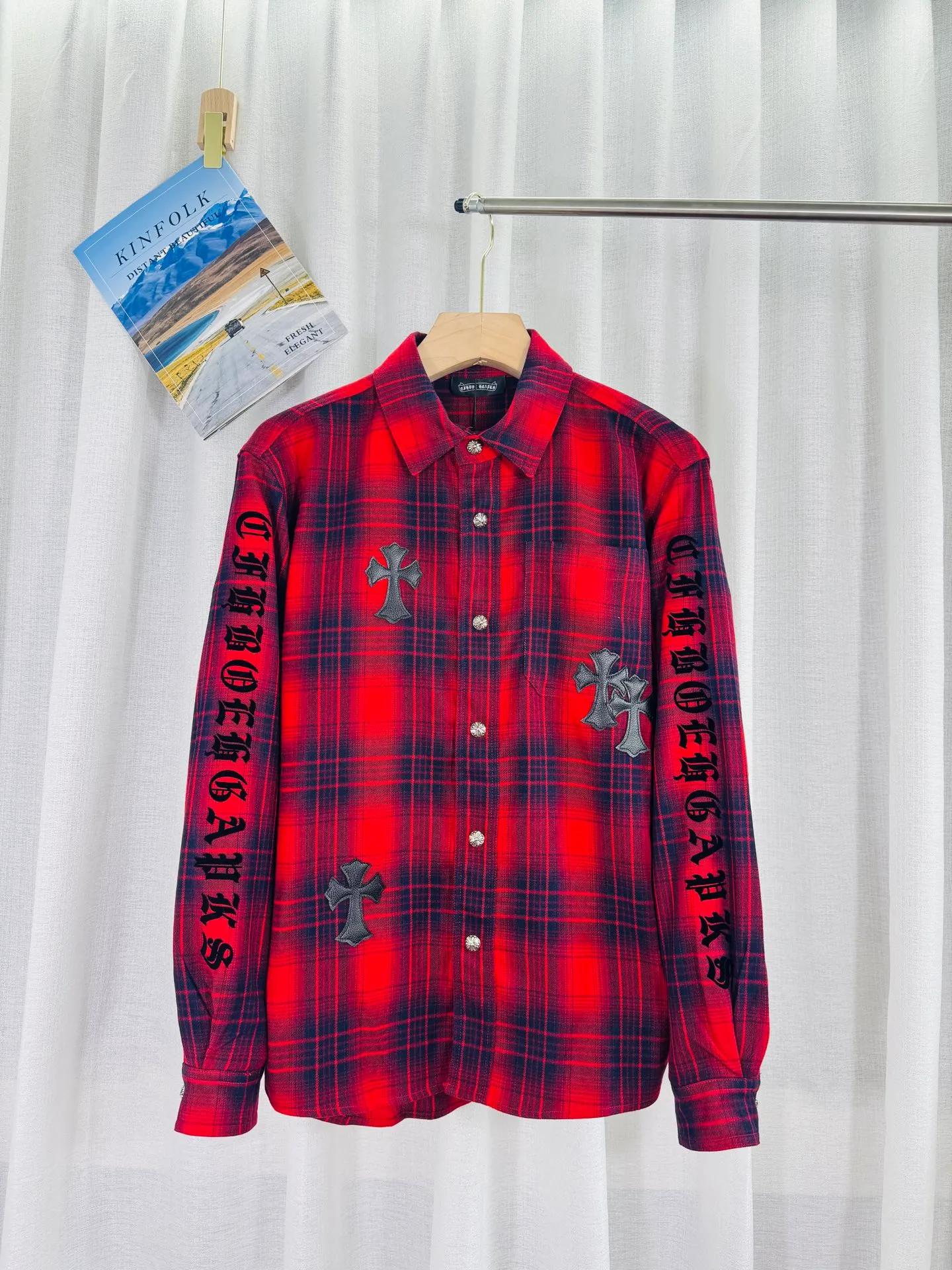 P250 top version, real shot without P, ​​different from market currency) 𝗖𝗵𝗿𝗼𝗺𝗲 𝗛𝗲𝗮𝗿𝘁𝘀/Cro Xin 2025 leather plaid shirt Accessories: Original model-opening collar label ➕100% silk wash water label. Genuine purchase-grade original hangtag➕matching hanging rope➕3D hanging beads➕original packaging bag. Craftsmanship: The original version has consistent wiring! The highest version of the armhole matching technique! Color: Red Black Size: S M L XL Style No.: 8001